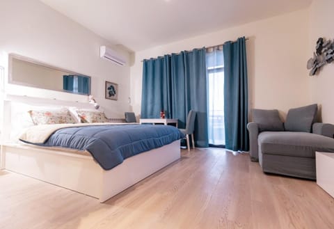 Bed, Photo of the whole room, Seating area, Bedroom, air conditioner