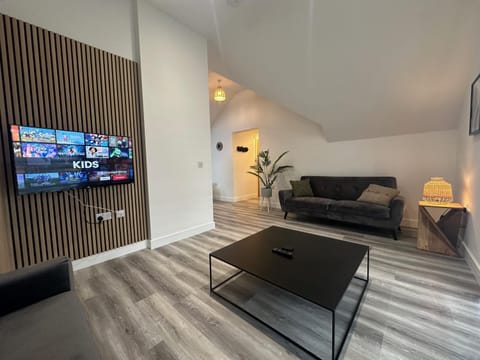Communal lounge/ TV room, TV and multimedia, Living room, Seating area, Evening entertainment