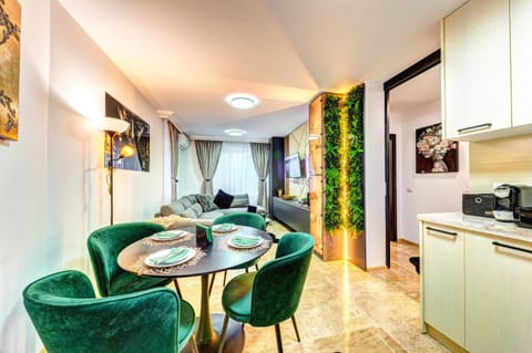 TV and multimedia, Coffee/tea facilities, Kitchen or kitchenette, Living room, Photo of the whole room, Seating area, Dining area