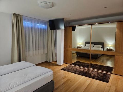 TV and multimedia, Photo of the whole room, Bedroom, wardrobe