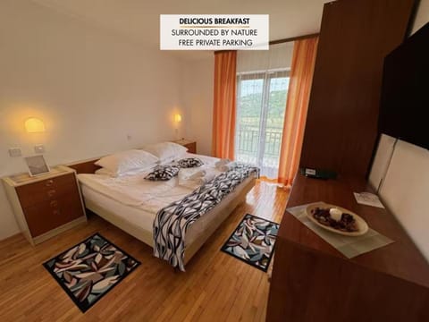 Bed, TV and multimedia, Photo of the whole room, Bedroom, Text overlay