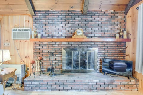 Charming Tamworth Cabin with Grill and Fireplace Cabin in Madison