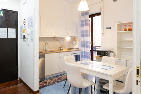 Kitchen or kitchenette, Living room, Seating area, Dining area, Communal kitchen, kitchen