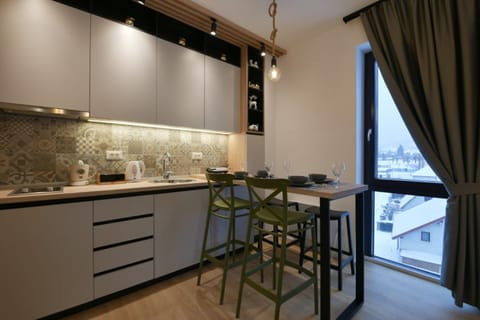 Kitchen or kitchenette, Dining area