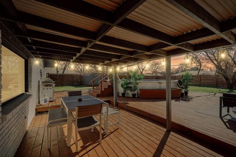 Posh 5BD w Pool Hot Tub Cinema Patio Foosball House in Grand Prairie