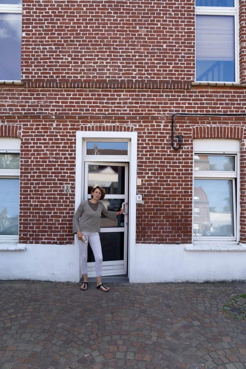 Facade/entrance, Neighbourhood