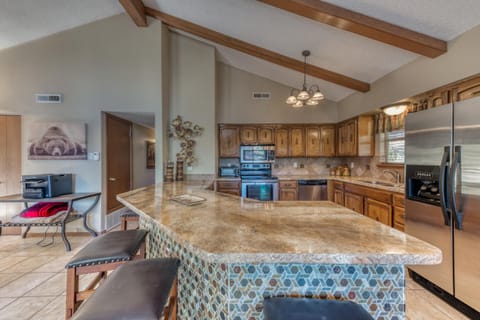 Lazy Bear and CubHouse: 5 Bedroom Beauty with Room for the Whole Crew!! House in Ruidoso