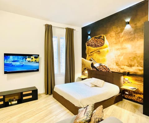 Bed, TV and multimedia, Photo of the whole room, Bedroom