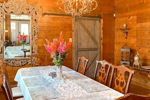 3BR Whimsical Home in a Great Location with Porch House in Waco