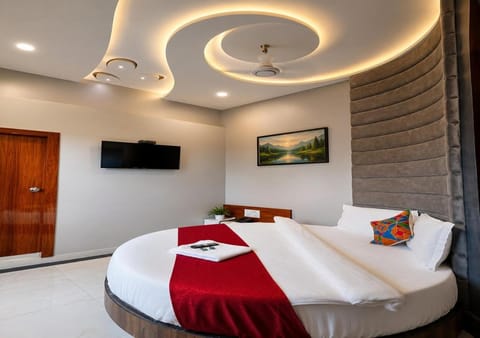 Bed, TV and multimedia, Photo of the whole room, Bedroom