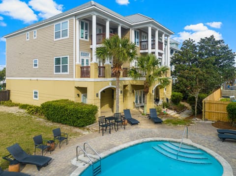 Property building, Patio, Garden, Garden view, Pool view, Swimming pool, sunbed