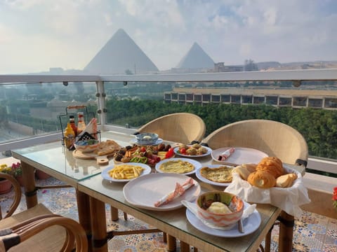 Restaurant/places to eat, Restaurant/places to eat, Balcony/Terrace, Food and drinks, Food, Breakfast, Continental breakfast, Drinks
