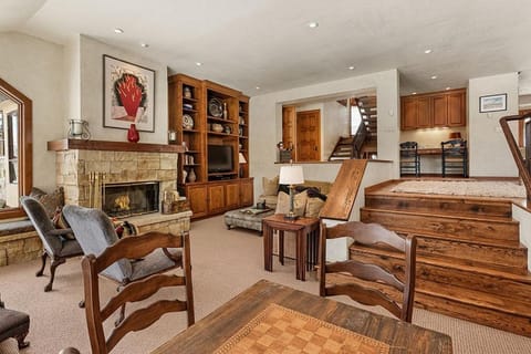 Ski-In Ski-Out Corner Unit near Sky Cab Gondola by The Woodrun V Townhouses House in Snowmass Village