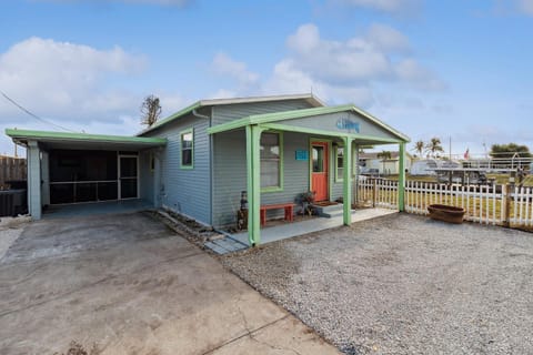 Flamingo Bay Cottage cottage House in St James City