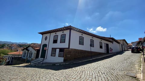 Property building, Facade/entrance, Day, Natural landscape, Landmark view, Mountain view, Street view, Location