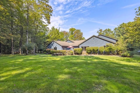 Great Group Getaway: Games Galore + Outdoor Oasis House in Lake Erie