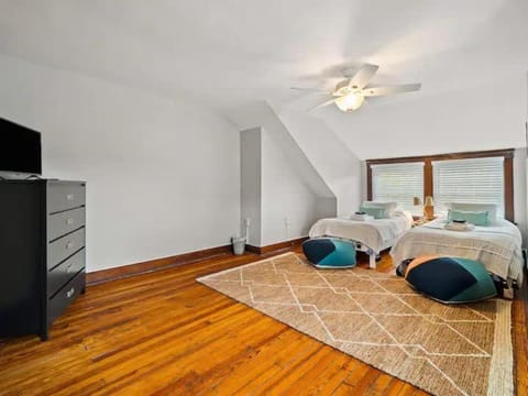 19th Century 'Cleveland Double' - Walk To Beach Apartment in Cleveland Heights