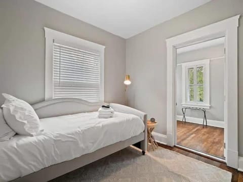 19th Century 'Cleveland Double' - Walk To Beach Apartment in Cleveland Heights