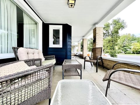 19th Century 'Cleveland Double' - Walk To Beach Apartment in Cleveland Heights