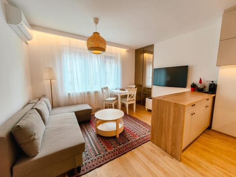 Communal lounge/ TV room, TV and multimedia, Coffee/tea facilities, Kitchen or kitchenette, Living room, Seating area, Dining area
