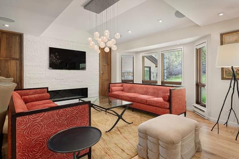 Luxurious Townhome with Fanny Hill and Ski Access by The Woodrun V Townhouses House in Snowmass Village