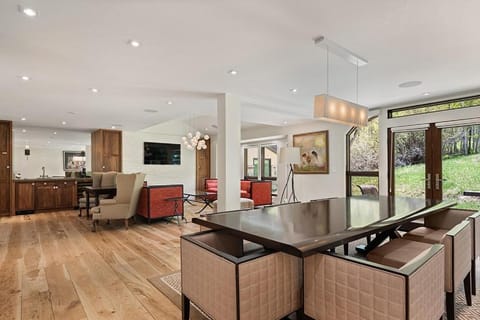 Luxurious Townhome with Fanny Hill and Ski Access by The Woodrun V Townhouses House in Snowmass Village