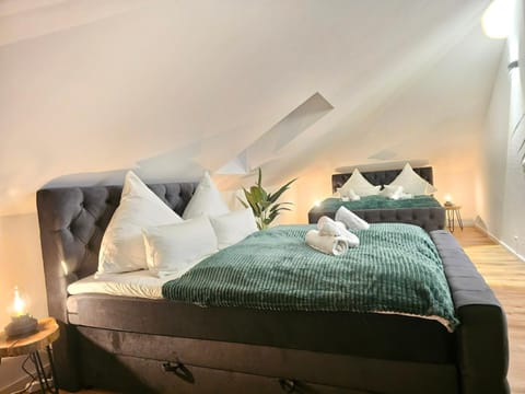 Bed, Bedroom, towels