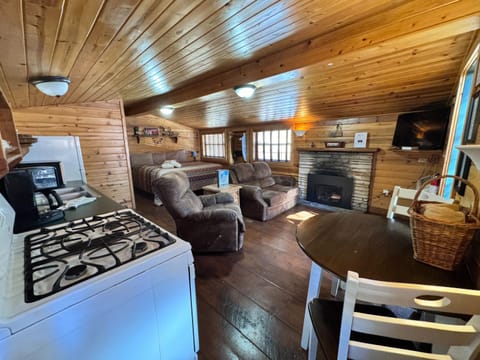 Snuggle Inn: Cozy Studio Cabin in Upper Canyon With a Hot Tub! Cabin in Ruidoso