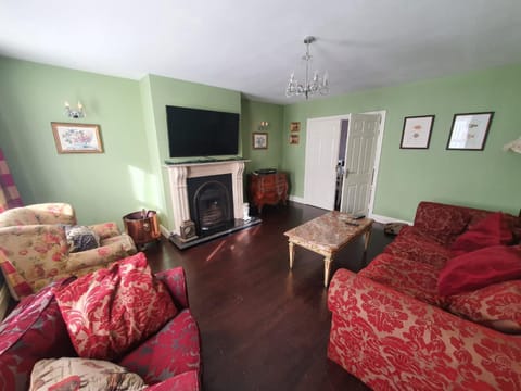 Communal lounge/ TV room, TV and multimedia, Living room, Seating area, Evening entertainment