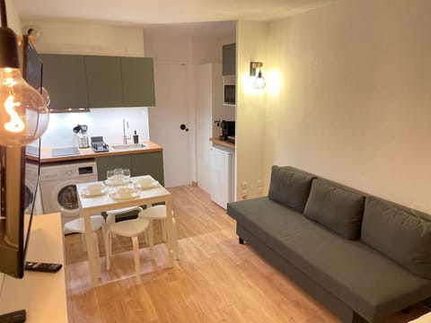Kitchen or kitchenette, Living room, Seating area, Dining area, stove