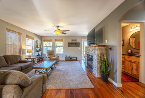 Devon Court home House in Hood River