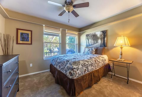 Devon Court home House in Hood River