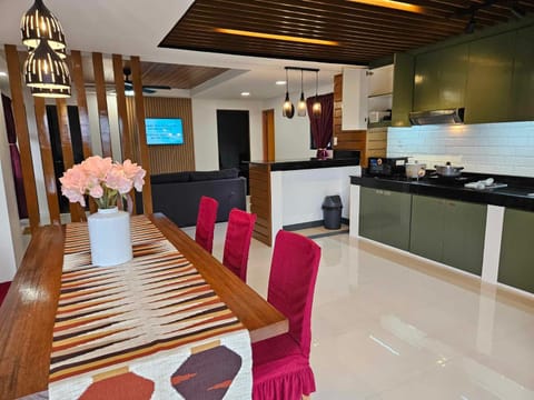 Kitchen or kitchenette, Dining area, minibar, pet friendly, stove, toaster