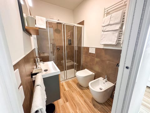 Shower, Toilet, Bathroom, bidet, towels