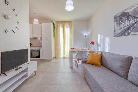 TV and multimedia, Seating area, Dining area
