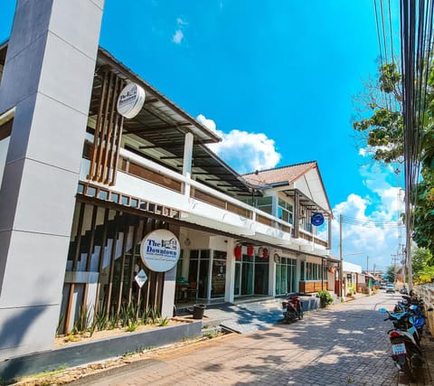 Property building, Day, Neighbourhood, Street view, Location, Parking