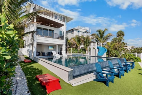 Property building, Day, Natural landscape, Summer, Garden, Balcony/Terrace, Swimming pool