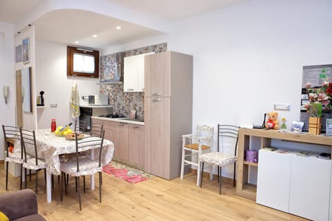 Coffee/tea facilities, Kitchen or kitchenette, Dining area, oven, pet friendly, stove