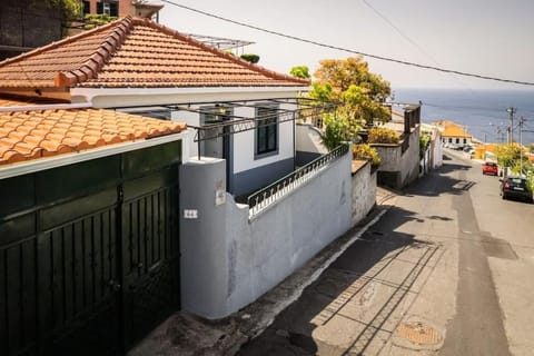 Property building, Day, Neighbourhood, Sea view, Street view