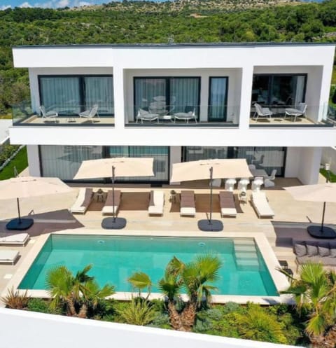 Pool view, Pool view