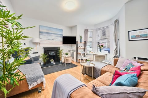 TV and multimedia, Living room, Seating area, Dining area, Evening entertainment