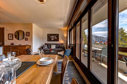 Dining area, Mountain view