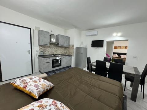 TV and multimedia, Kitchen or kitchenette, Living room, Seating area, Dining area, pet friendly, stove