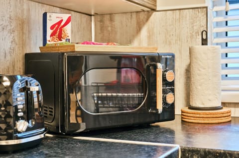 Stylish Apt Steps to Beach - Princess Yellow 2 Apartment in Portrush