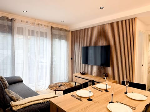 Communal lounge/ TV room, TV and multimedia, Living room, Dining area