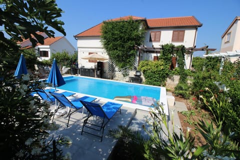 Property building, Garden, Swimming pool, sunbed