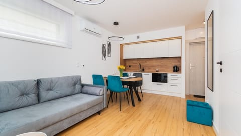 Kitchen or kitchenette, Living room, Seating area, Dining area