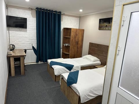 Bed, TV and multimedia, Photo of the whole room, Bedroom, hair dresser