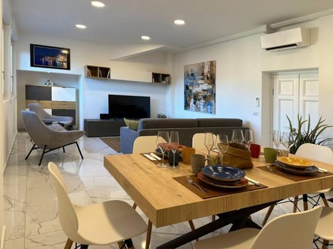 TV and multimedia, Living room, Dining area, air conditioner