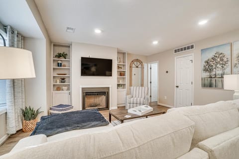 Bright Helen Cottage Walk to Town! Apartment in Helen